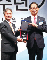 한국가스안전공사는 지난 23일 서울 용산구 효창동 백범김구기념관에서 열린 안전생활실천시민연합 창립 20주년 기념행사에서 시민 안전의식 고취와 가스안전문화 확산에 기여한 공로로 감사패를 받았다. 박기동 한국가스안전공사 사장(오른쪽)이 감사패를 받고 기념촬영을 하고 있다.  한국가스안전공사 제공